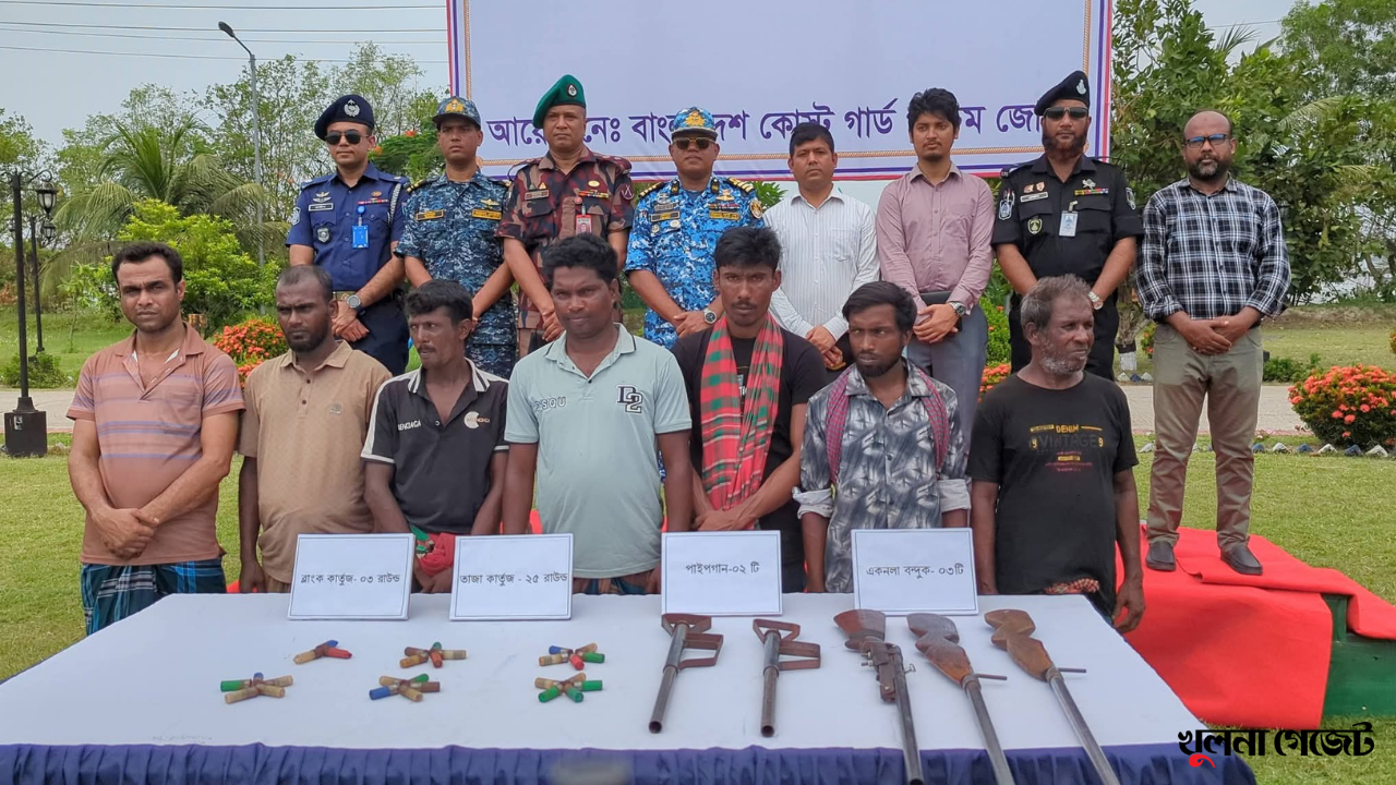 সুন্দরবনের বনদস্যু ছোট সুমন বাহিনীর কোস্টগার্ডের কাছে আত্মসমর্পণ