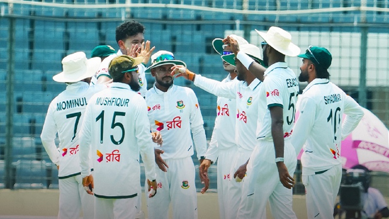 রিজওয়ানের আউটের পরই বৃষ্টির বাগড়া