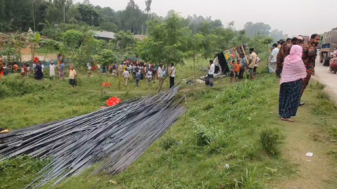 ঢাকা-টাঙ্গাইল মহাসড়কে ট্রাক উল্টে নিহত ১৫