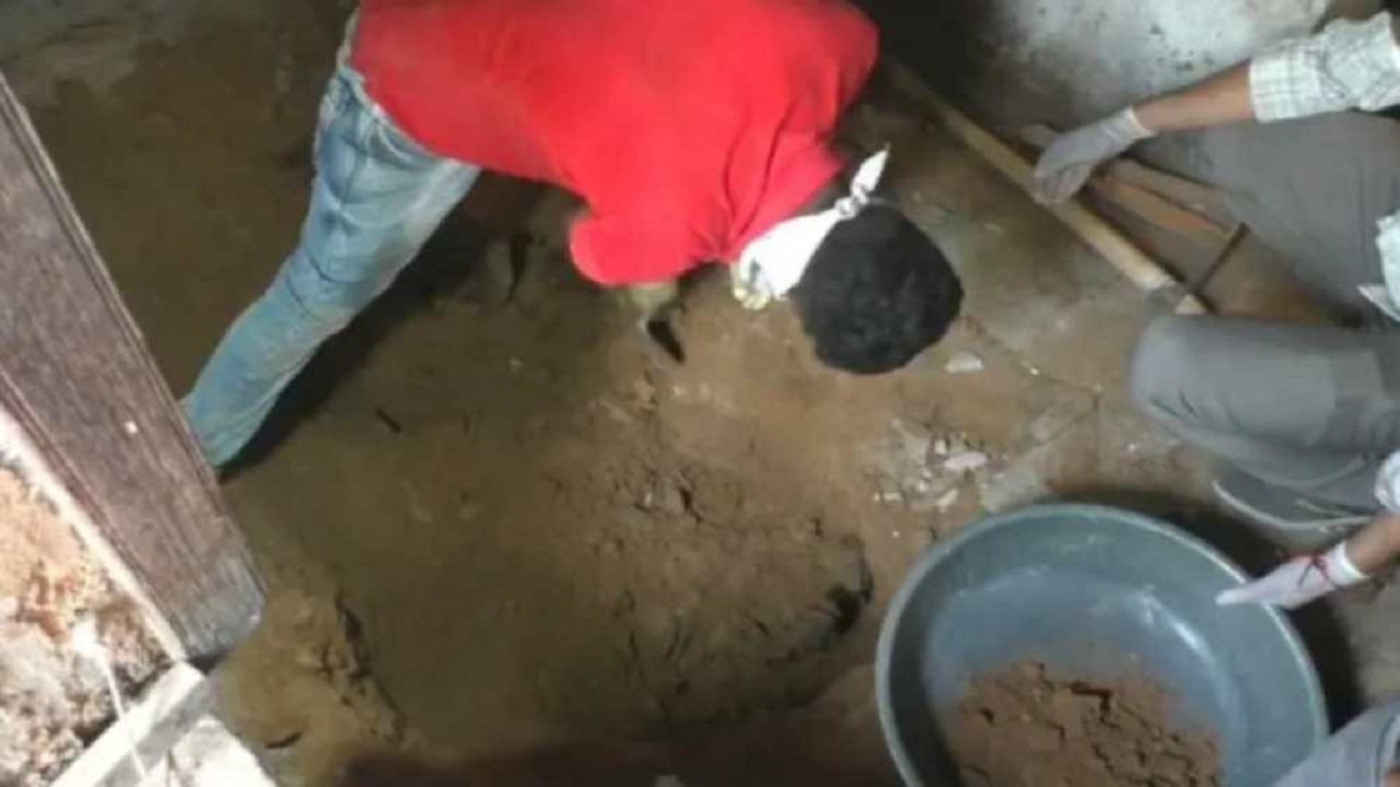 স্ত্রী-মেয়েকে হত্যা করে ঘরেই মাটিচাপা, অন্য নারীকে নিয়ে সেখানেই ৭ মাস বসবাস