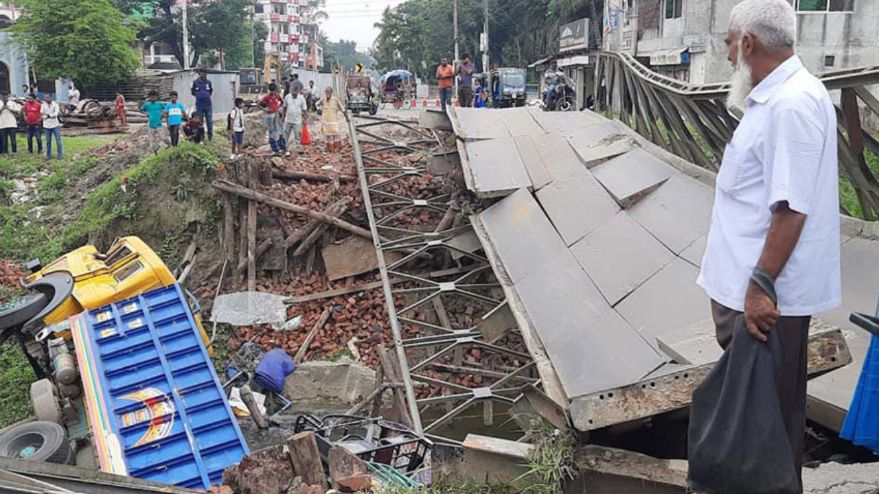গোপালগঞ্জে বেইলি ব্রিজ ভেঙে ট্রাক খালে, আহত ৩