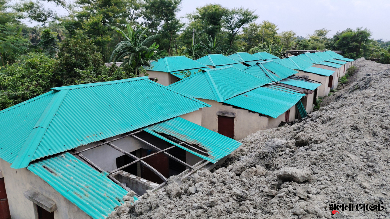 নদী খননের মাটিতে দুর্বিষহ জীবনযাপন করছে ছিন্নমূল পরিবারগুলো