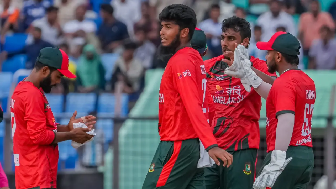 পাওয়ার প্লেতেই তিন উইকেট হারাল অস্ট্রেলিয়া