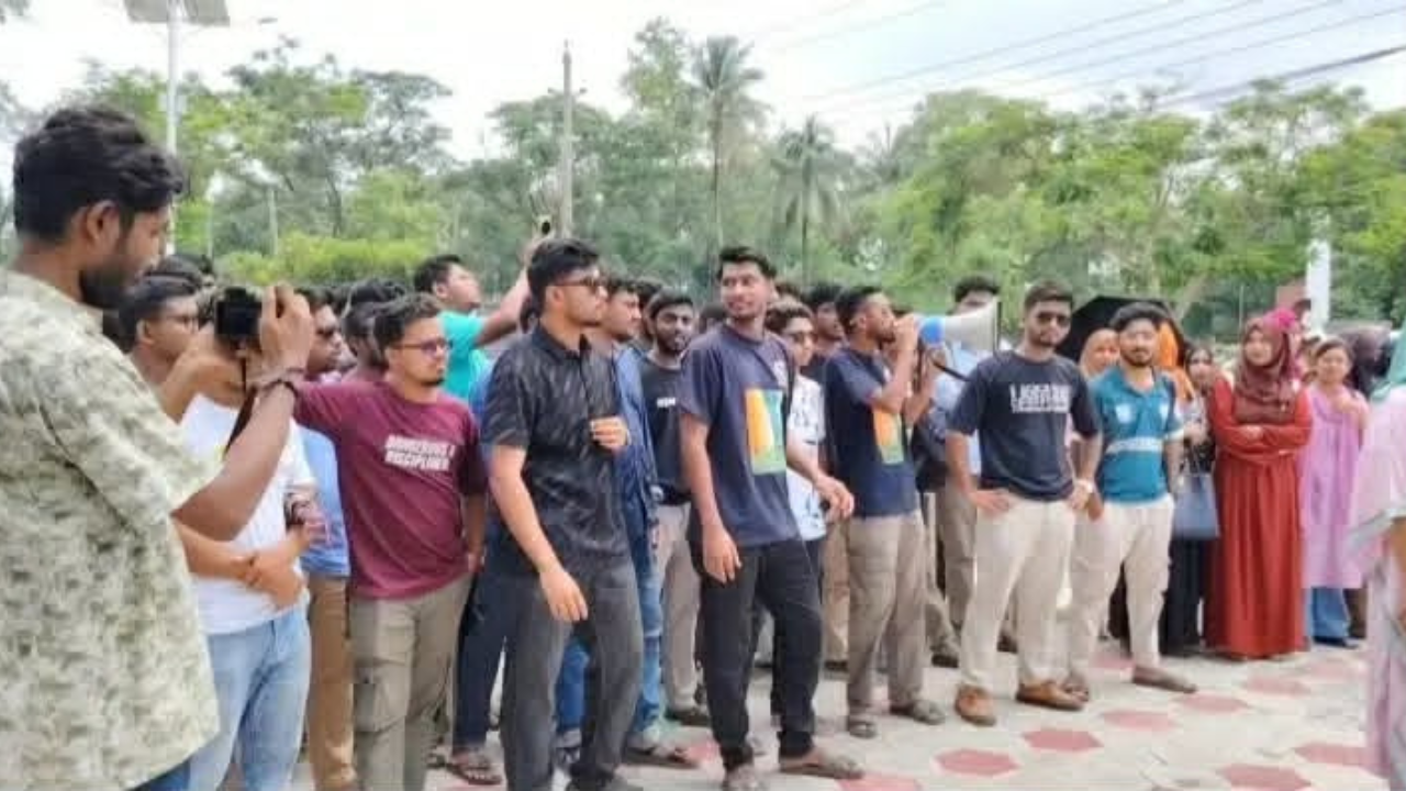 ছাত্রীকে যৌন হয়রানির অভিযোগে খুবি শিক্ষকের পুত্তলিকা দাহ, বক্তব্যের প্রতিবাদ