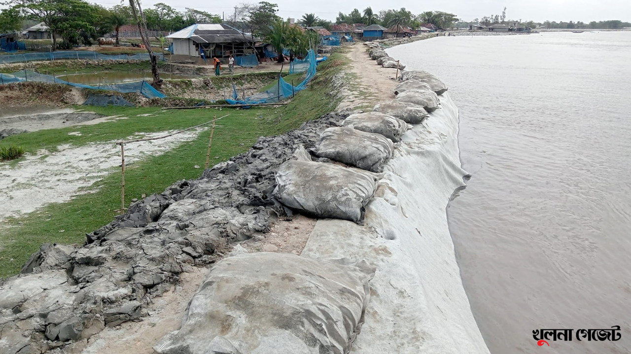 সাতক্ষীরার দুই উপজেলার ২০ কিলোমিটার বেড়িবাঁধ ঝুঁকিপূর্ণ
