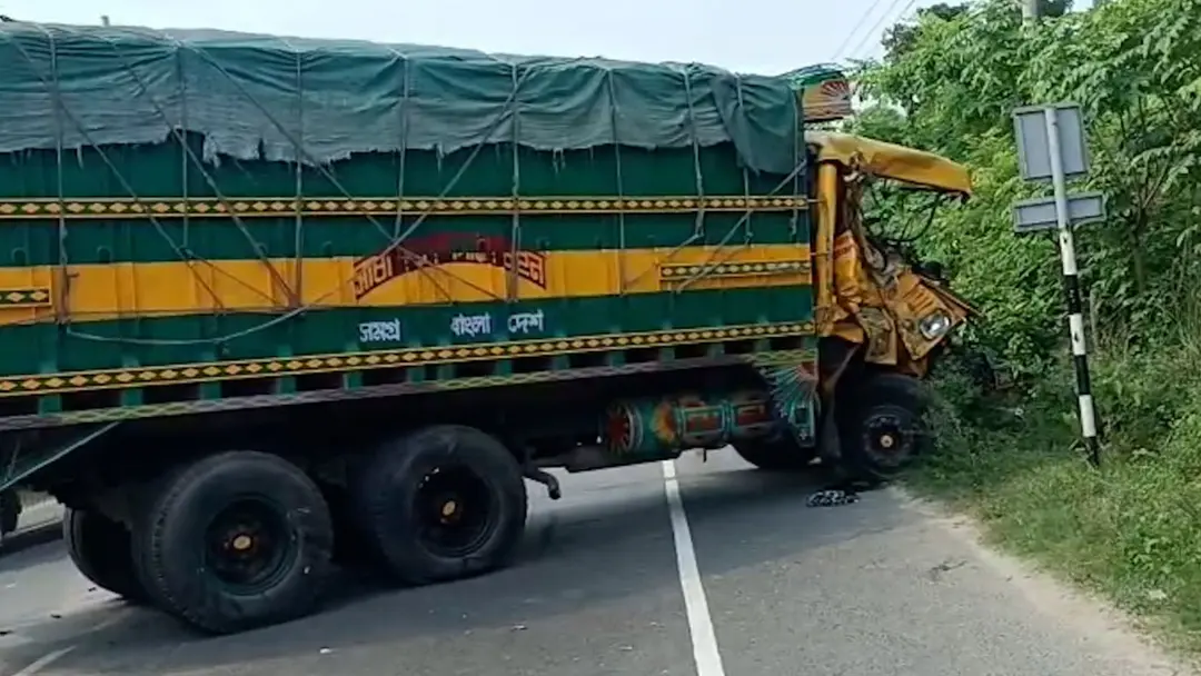 কুষ্টিয়ায় দুই ট্রাকের মুখোমুখি সংঘর্ষে চালক নিহত