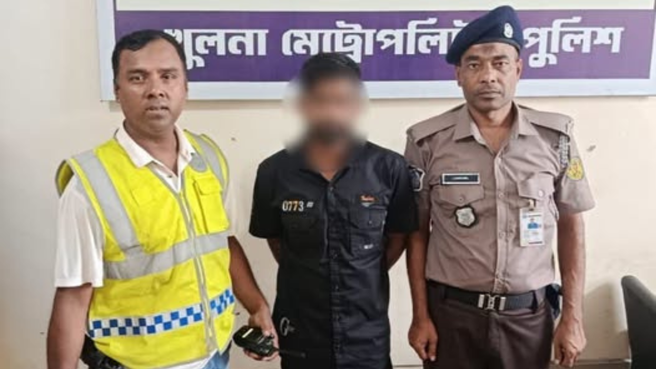 খুলনায় সন্ত্রাসী পারভেজ গ্রেপ্তার
