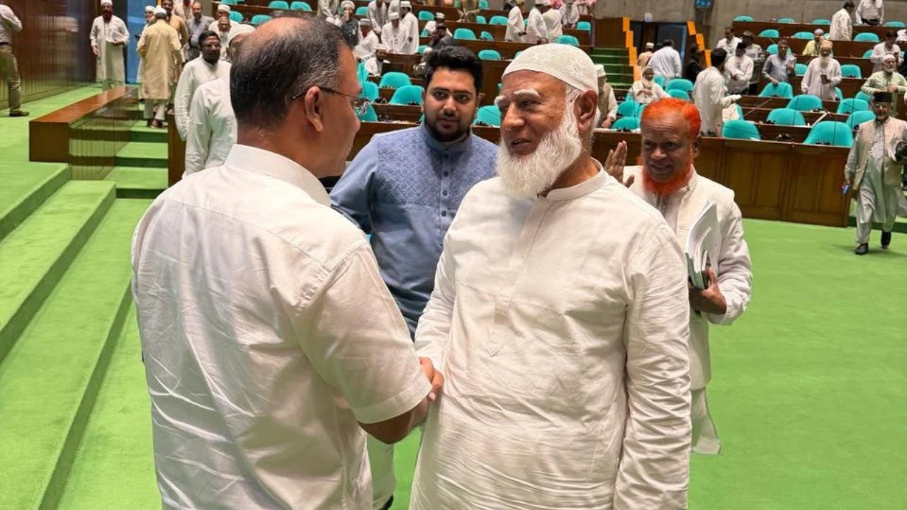 অধিবেশন শেষে প্রধানমন্ত্রীর সঙ্গে বিরোধীদলীয় নেতার কুশল বিনিময়