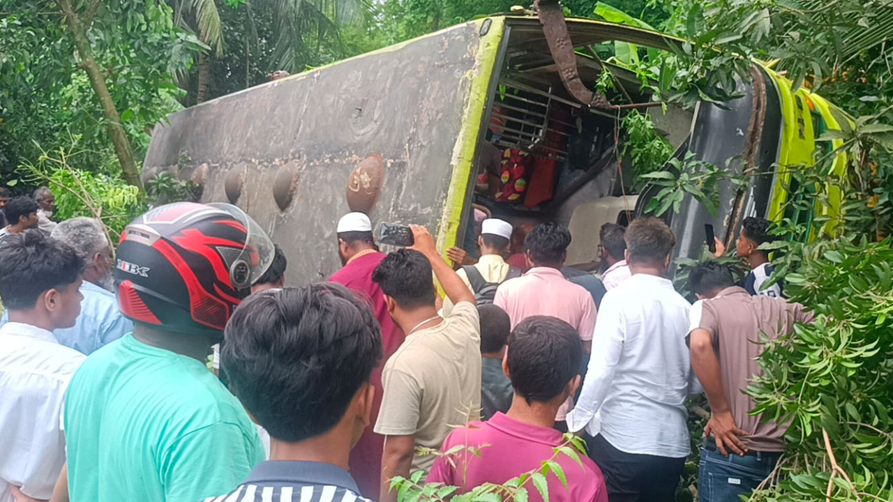 গোপালগঞ্জে যাত্রীবাহী বাস খাদে, নারী-শিশুসহ আহত ২৫
