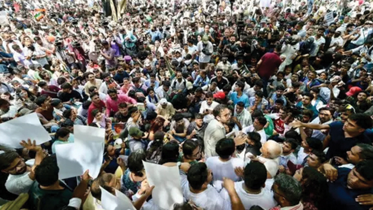 তেলাপোকা পার্টির প্রধানের নেতৃত্বে প্রথম বিক্ষোভ, জনতার ঢল