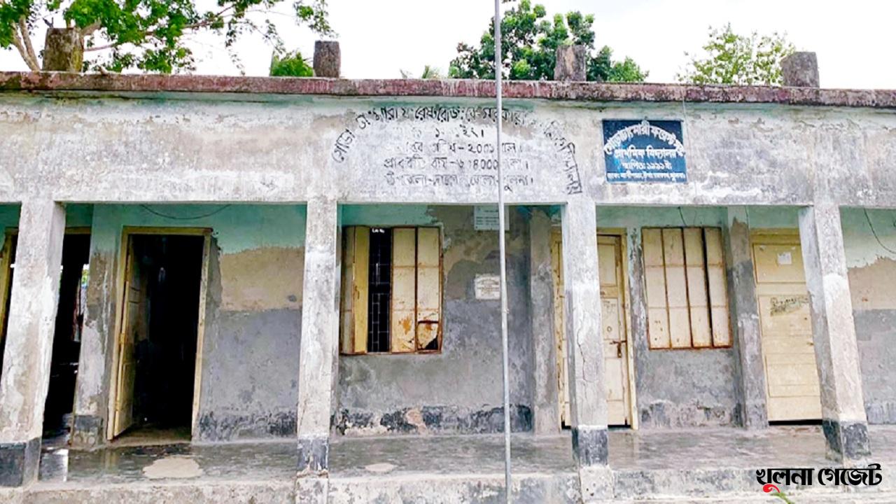 জরাজীর্ণ ঝুঁকিপূর্ণ ভবনে চলছে পাঠদান