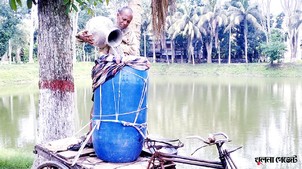 অকেজো ভ্যানে পানি বহন করে সংসার চলে খবিরের