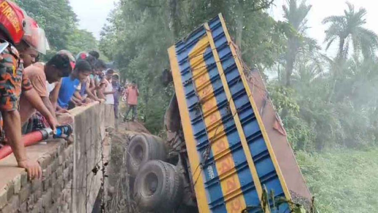 কুষ্টিয়ায় পাথরবোঝাই ট্রাক উল্টে চালকসহ নিহত ২