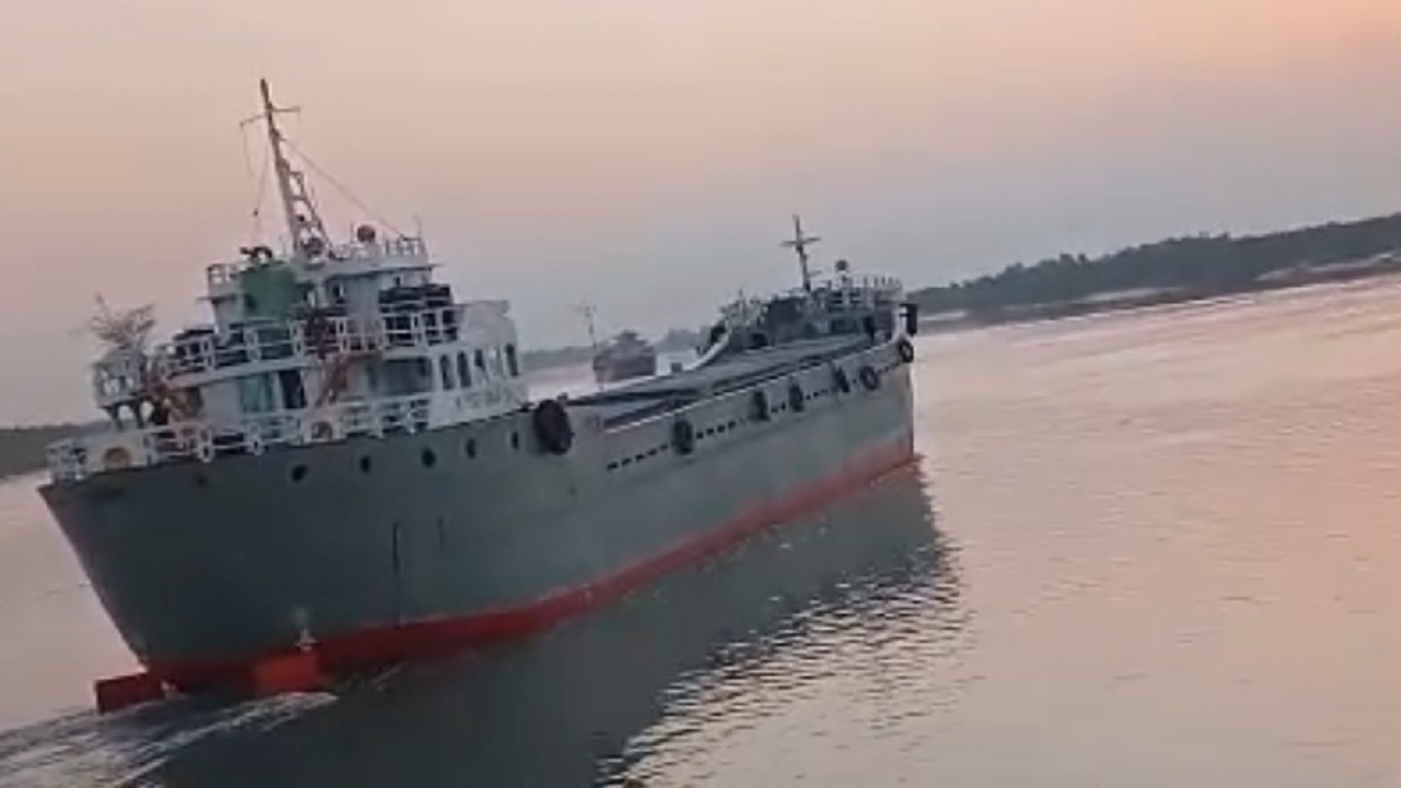 ভারতগামী কার্গো জাহাজে ডাকাতির চেষ্টা, গুলিবর্ষণ ও লুটপাট