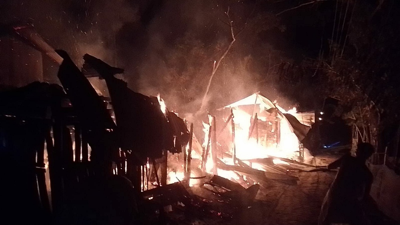 শরণখোলায় আগুনে পুড়ে ৫ দোকান ভস্মীভূত, ৮ লাখ টাকার ক্ষয়ক্ষতি