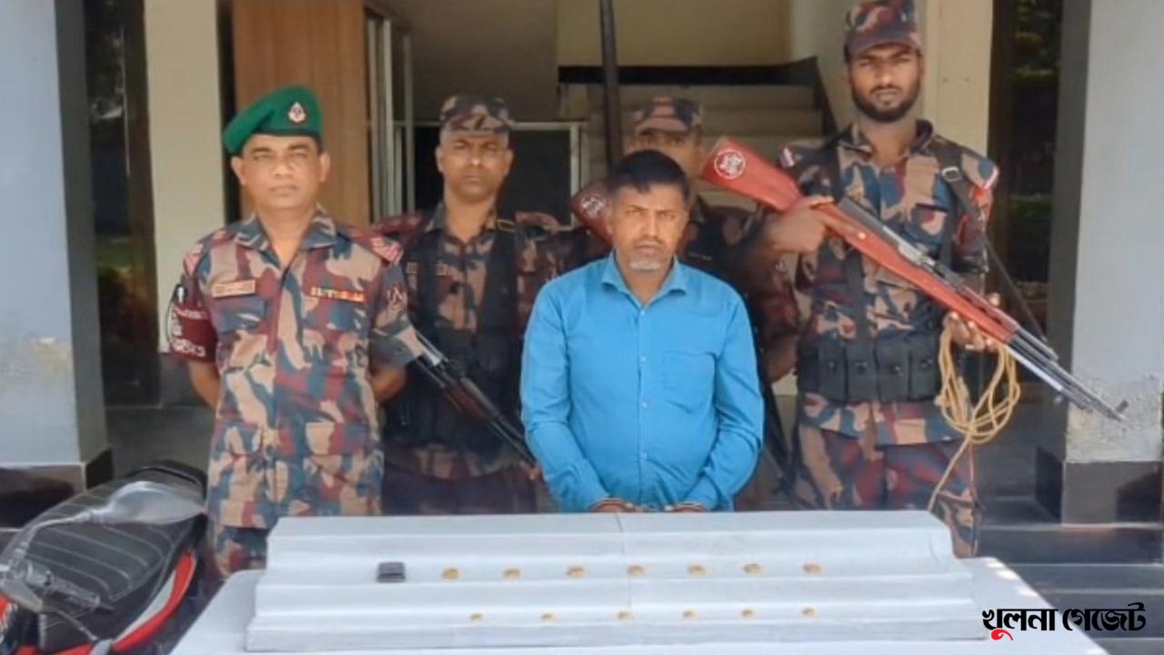 গদখালীতে দুই কোটি টাকার স্বর্ণের বারসহ পাচারকারী আটক