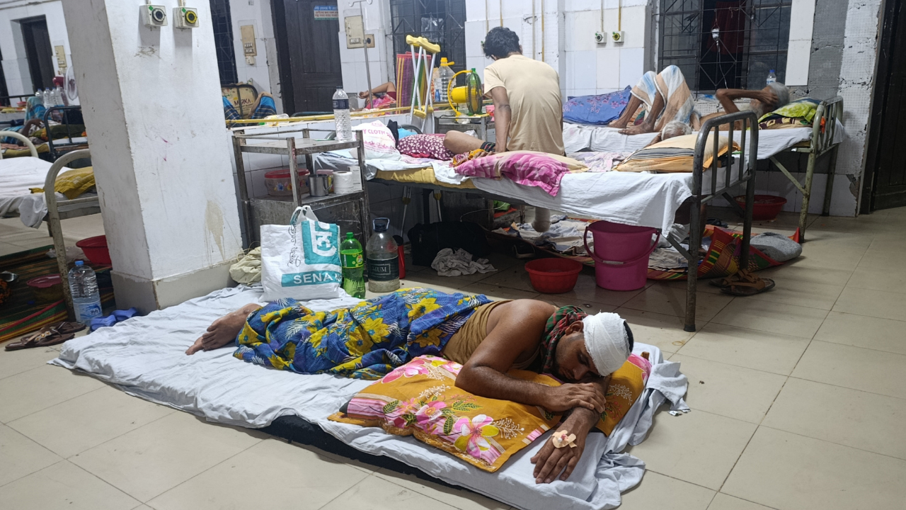 নড়াইলে টিকটকে কমেন্ট নিয়ে দুই পক্ষের সংঘর্ষ, আহত ১০