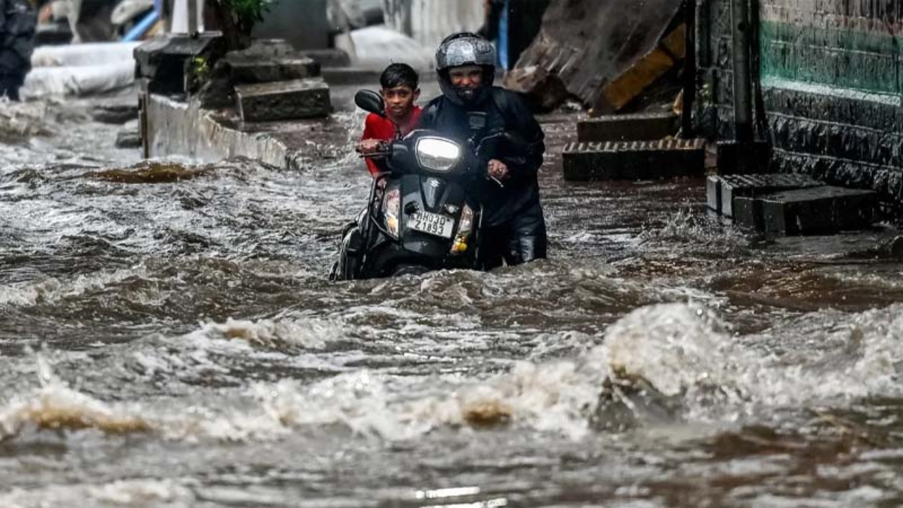 মুম্বাইয়ে রেড অ্যালার্ট জারি, সবাইকে ঘরে থাকার অনুরোধ কর্তৃপক্ষের