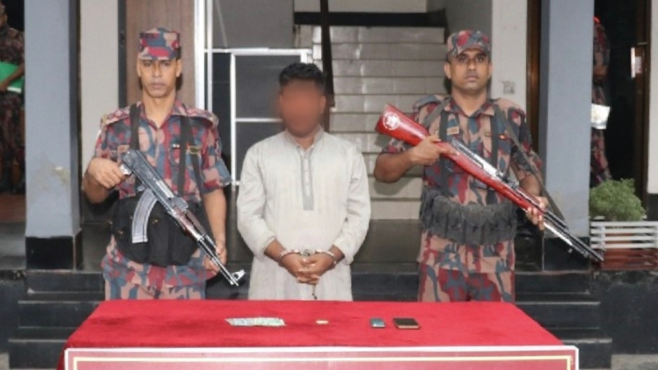 যশোরে ২৩ লাখ টাকার স্বর্ণের বারসহ পাচারকারী আটক
