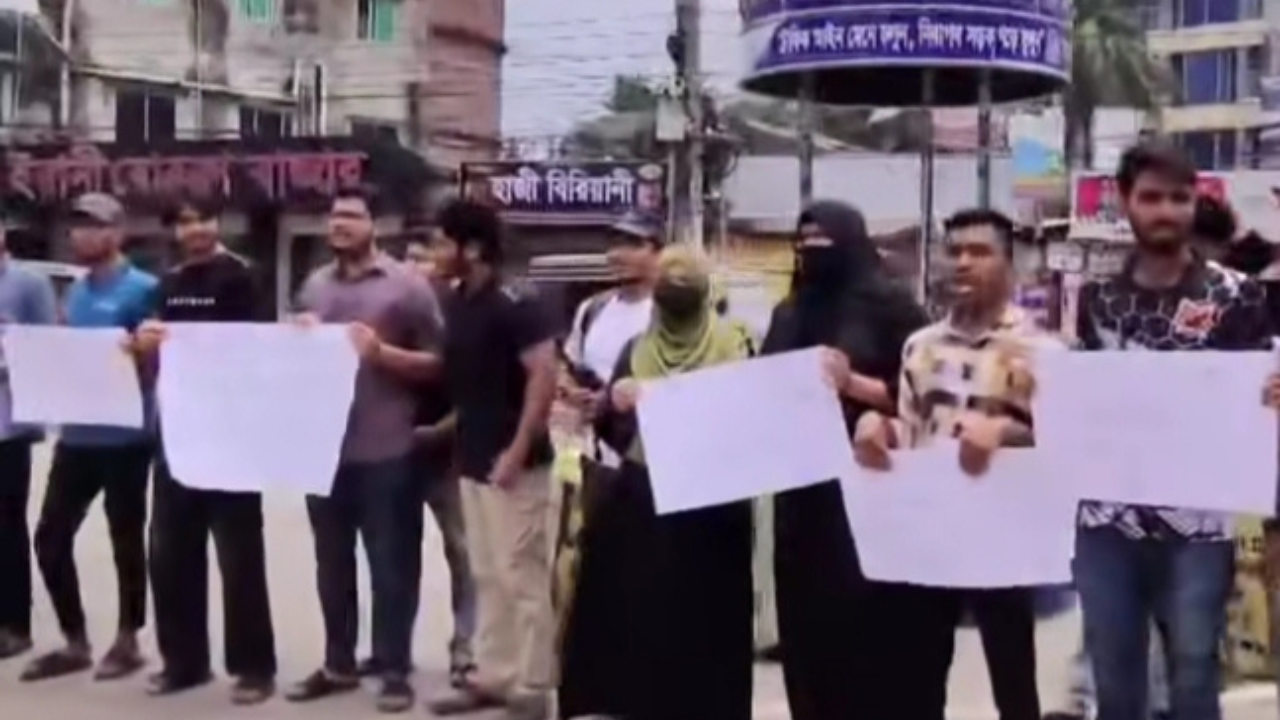 শিক্ষামন্ত্রীর পদত্যাগের দাবিতে সাতক্ষীরায় শিক্ষার্থীদের বিক্ষোভ সমাবেশ