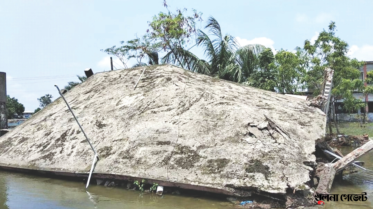 কমিউনিটি ক্লিনিকের ভবন ধস, স্বাস্থ্যসেবা চলছে পাশের স্কুলে