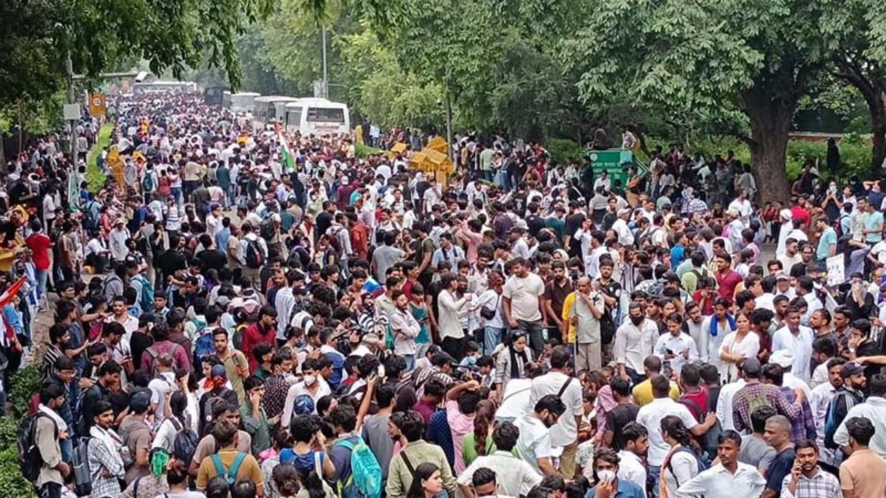 পুলিশ-বিক্ষোভকারী সংঘর্ষে উত্তপ্ত দিল্লি, বিভিন্ন এলাকায় বন্ধ মোবাইল ইন্টারনেট