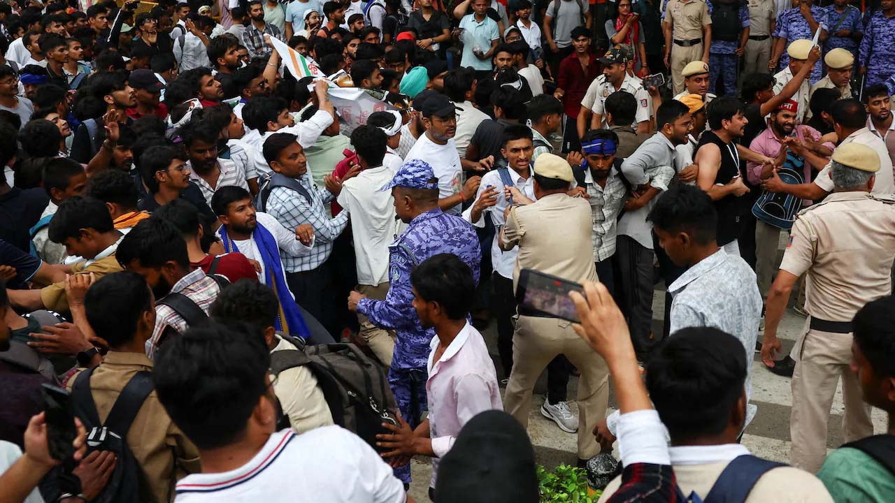 ‘ককরোচ’ পার্টির কর্মসূচি ঘিরে উত্তপ্ত ভারত, ইন্টারনেট বন্ধ