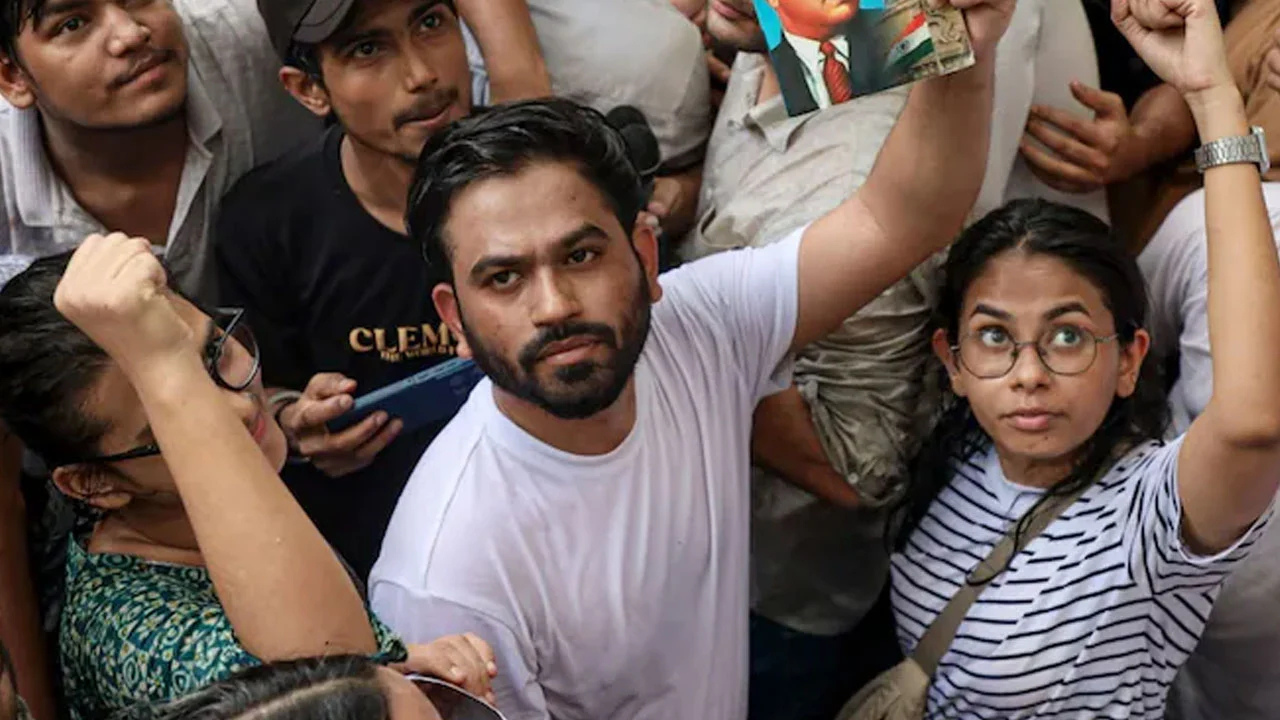 ভারতে ‘ককরোচ’ প্রধানকে তুলে নিয়ে গেল পুলিশ
