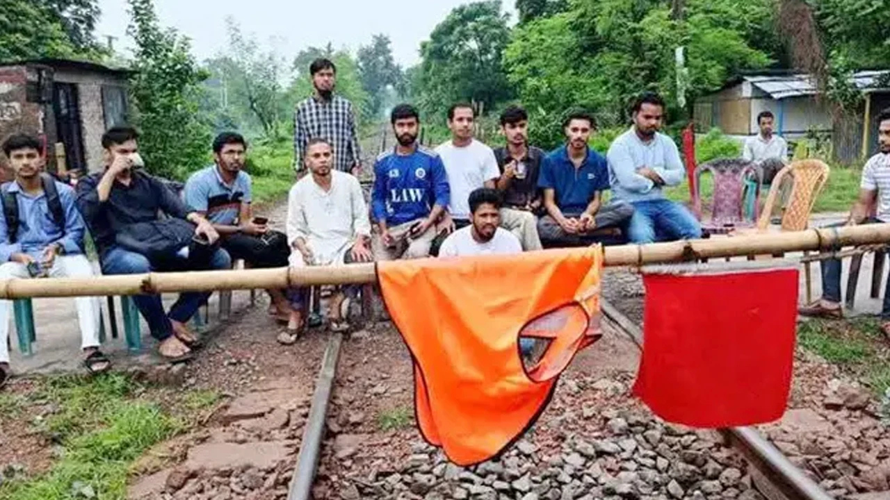 ট্রেনে হেনস্থার অভিযোগে রেলপথ অবরোধ রাবি শিক্ষার্থীদের
