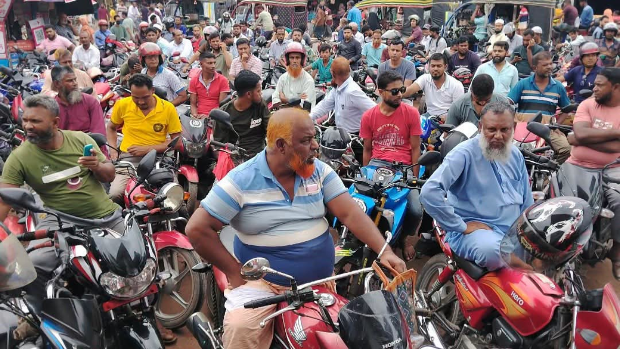 তেলের সংকটের গুজবে সাতক্ষীরার পাম্পগুলোতে উপচে পড়া ভিড়