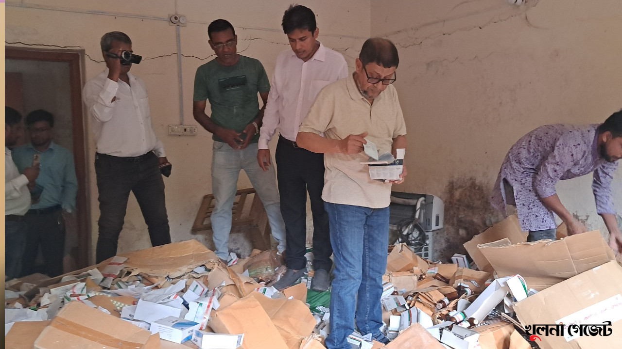 মোরেলগঞ্জ হাসপাতালে হঠাৎ স্বাস্থ্যমন্ত্রী, পরিত্যক্ত ভবনে লাখ লাখ টাকার মেয়াদোত্তীর্ণ ওষুধ
