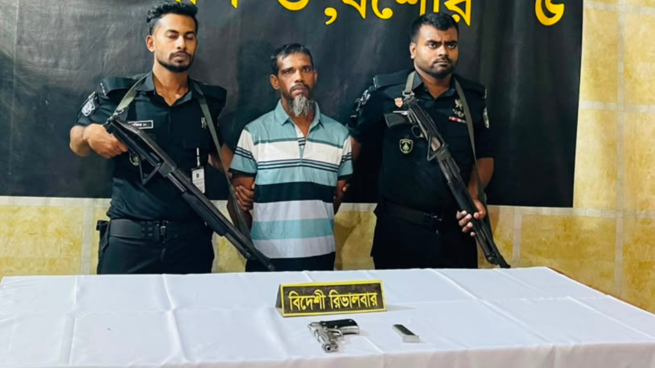 যশোরে র‌্যাবের অভিযানে বিদেশি পিস্তলসহ কারবারি আটক
