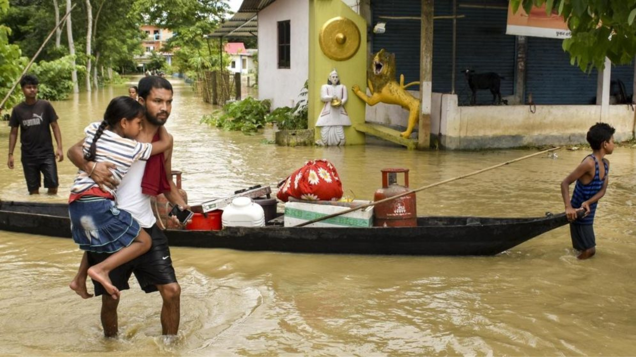আসামে ভয়াবহ বন্যায় মৃত্যু বেড়ে ৬১, বানভাসি ১১ লাখ মানুষ
