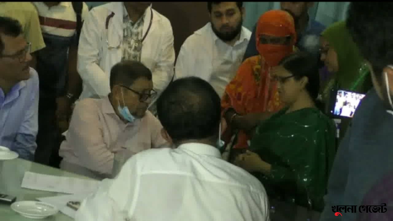 হাসপাতাল পরিদর্শনে গিয়ে উপকূলের দৃষ্টিপ্রতিবন্ধী শারমিনকে চাকরি দিলেন স্বাস্থ্যমন্ত্রী