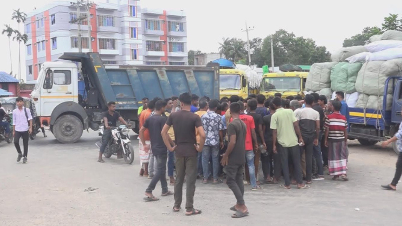 কুষ্টিয়ায় ৩ ট্রাকচালককে কারাদণ্ড, প্রতিবাদে সড়ক অবরোধ