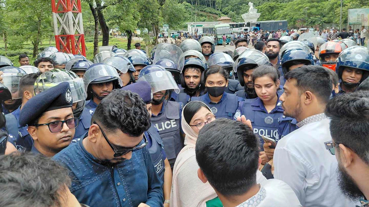 হবিগঞ্জে যাওয়ার পথে পুলিশি বাধার মুখে এনসিপি নেতারা, ধস্তাধস্তি