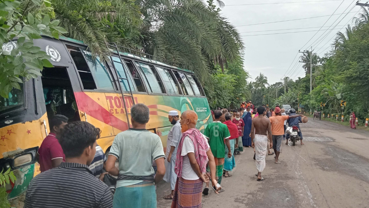 ডুমুরিয়ায় নিয়ন্ত্রণ হারিয়ে বাস খাদে, নারী পথচারী আহত