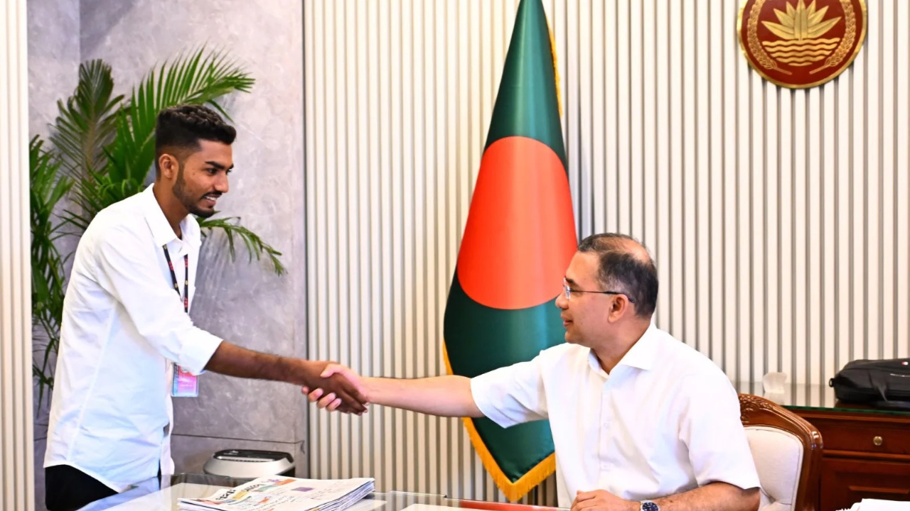 রক্তে ভেজা পতাকা নিয়ে প্রধানমন্ত্রীর সঙ্গে আজিজুরের সাক্ষাৎ