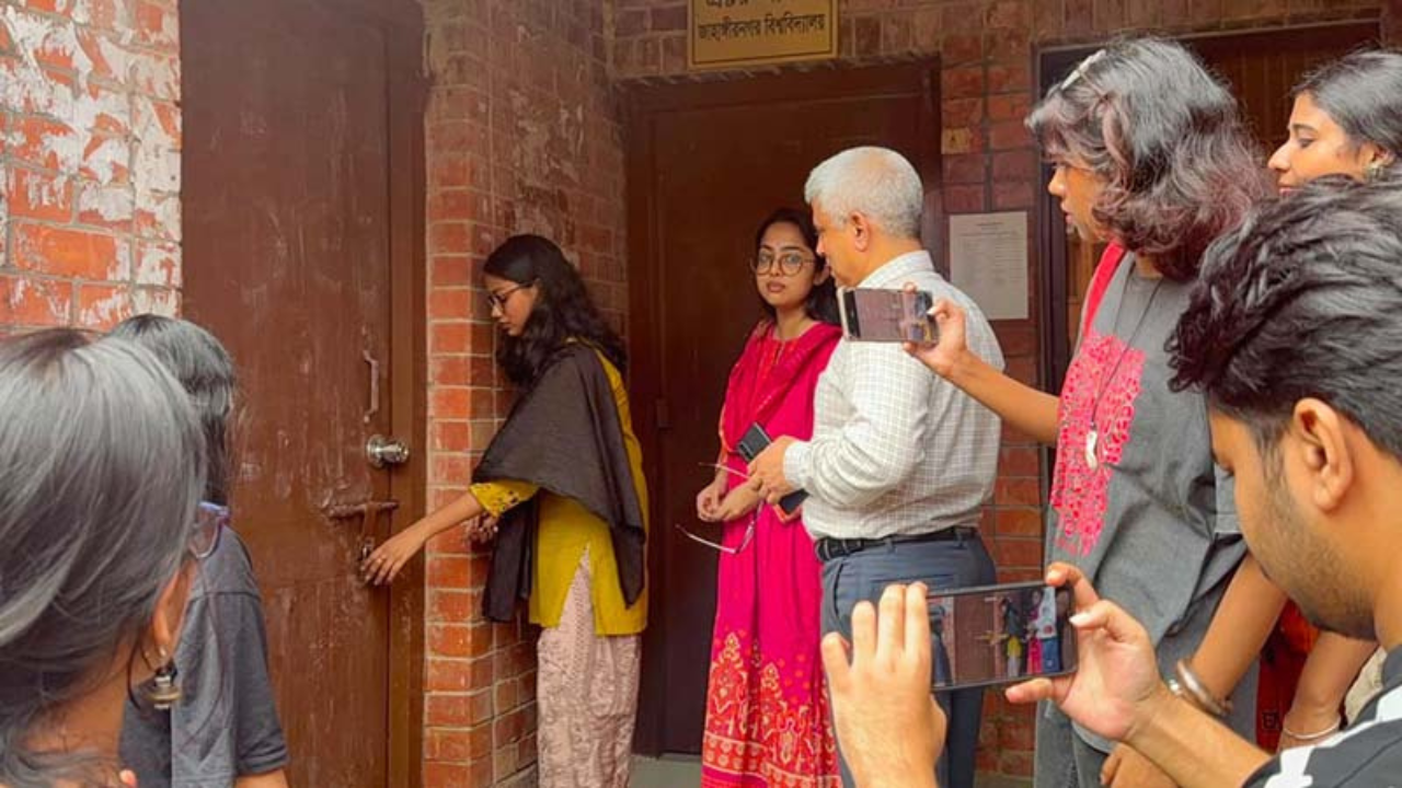 জাবিতে প্রক্টরের পদত্যাগের পর ৪ সহকারী প্রক্টরকেও অব্যাহতি