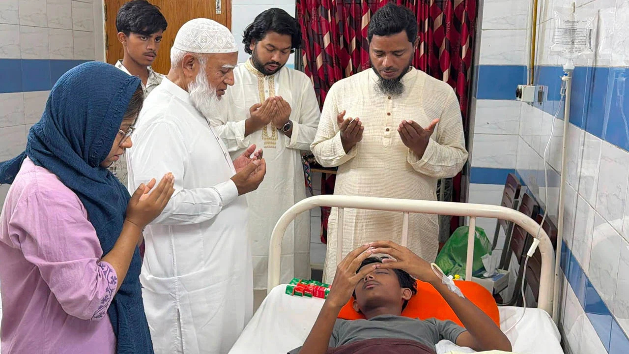 জুলাই পদযাত্রায় চোখ হারানো কিশোর আলিফকে দেখতে গেলেন জামায়াত আমির