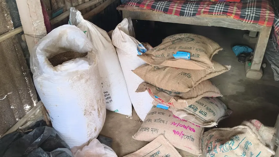 বিএনপি নেতার বাড়িতে মিলল সরকারি বরাদ্দের সার ও ধানবীজ