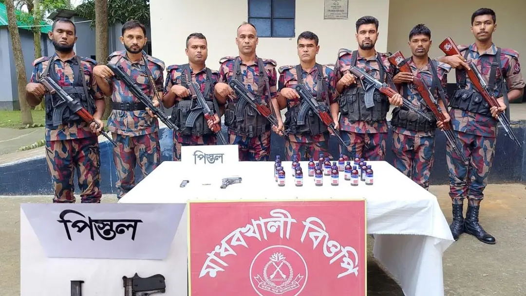 বিজিবির ধাওয়ায় পালাল চোরাকারবারি, ব্যাগে মিলল পিস্তল-গুলি-সিরাপ