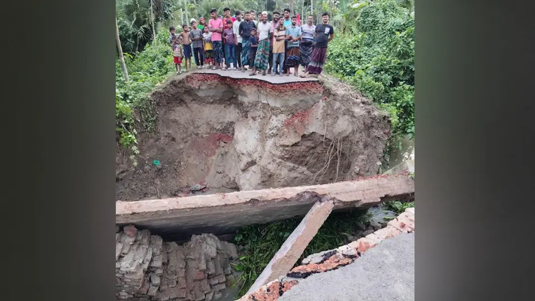 অতিবৃষ্টিতে মাগুরায় কালভার্ট ধস, সড়কে ৩০ ফুট গর্ত