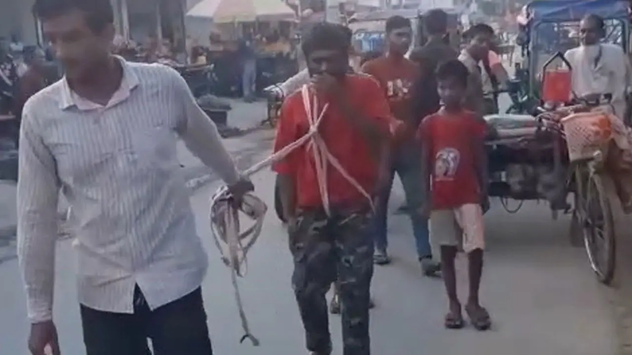 চুরির অভিযোগে দড়িতে বেঁধে রাস্তায় ঘোরানো হলো যুবককে