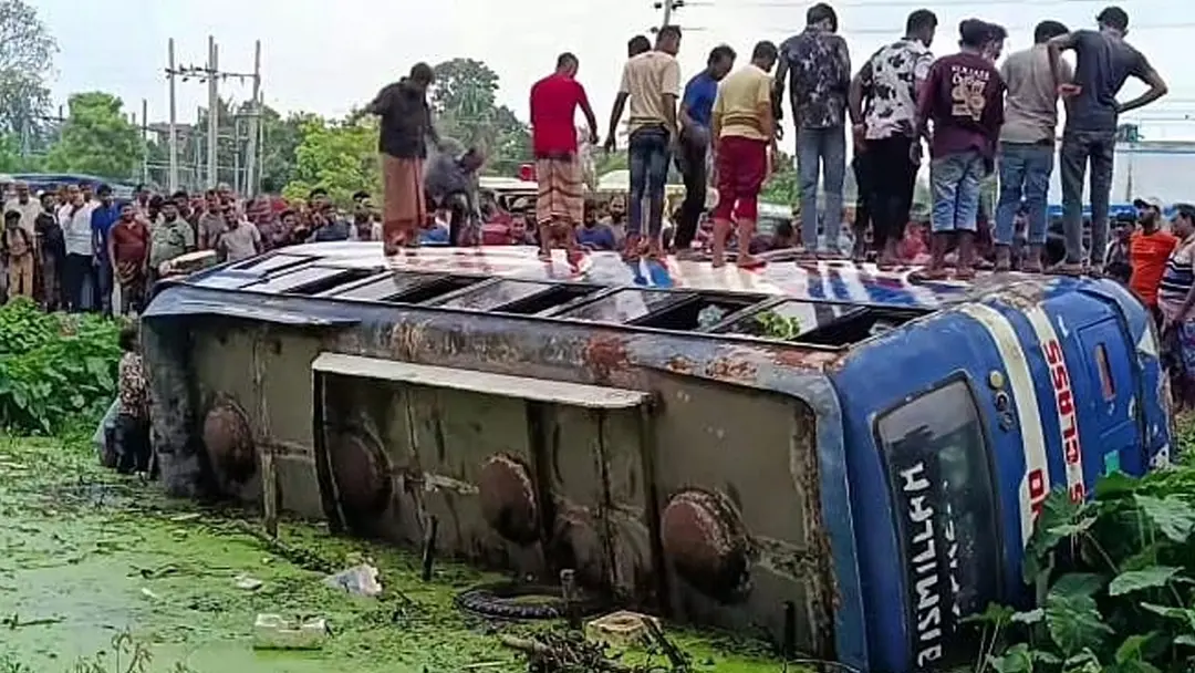 মেহেরপুরে নিয়ন্ত্রণ হারিয়ে বাস খাদে, ১২ যাত্রী আহত