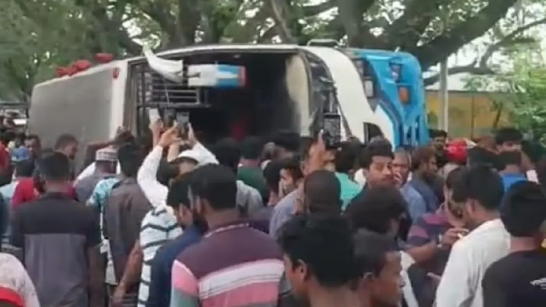 চুয়াডাঙ্গায় বাস উল্টে আহত ২৩