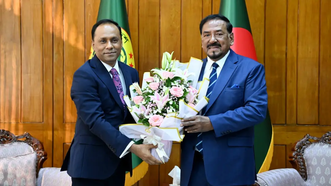 রাষ্ট্রপতির দায়িত্বভার গ্রহণ উপলক্ষ্যে হাফিজ উদ্দিনকে ফুলেল শুভেচ্ছা