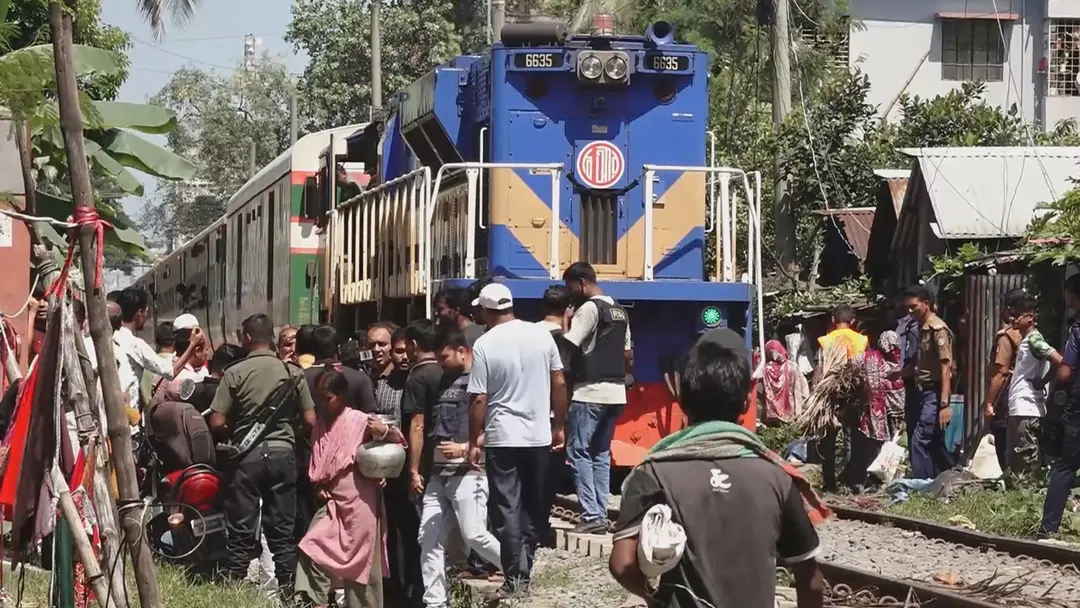 স্টাফের বিরুদ্ধে ট্রেনের ভেতরে বাবা-ছেলেকে ছুরিকাঘাতের অভিযোগ