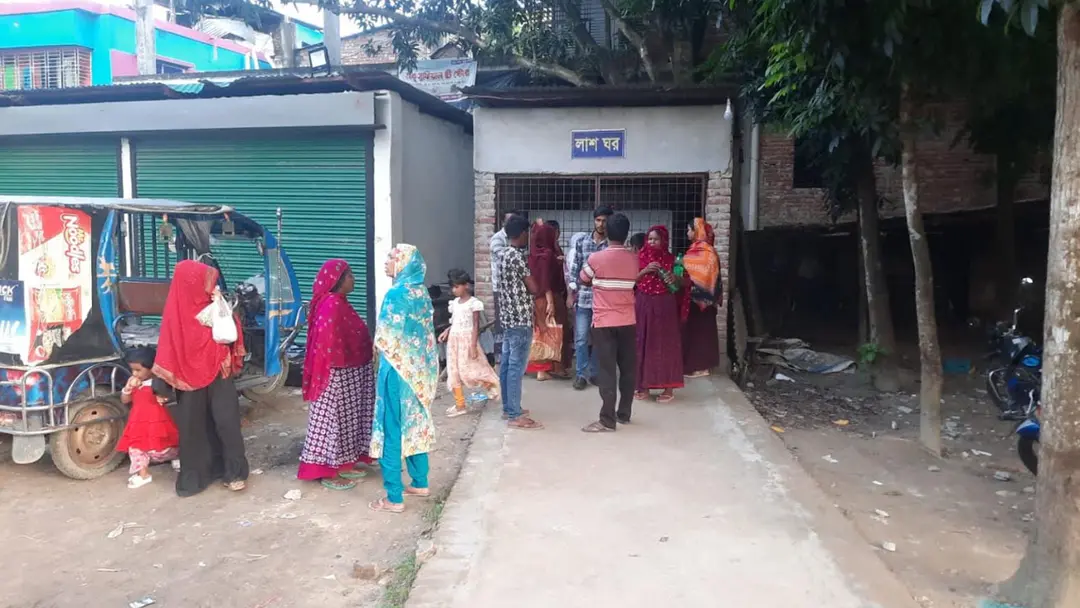 বাবার ইজিবাইকের চাপায় প্রাণ গেল দেড় বছরের শিশুর