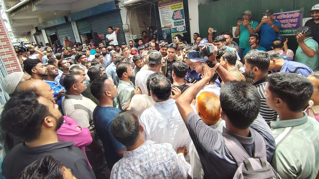 যশোরে জামায়াতের এমপির বাড়ি ভাঙচুর, মহাসড়ক অবরোধ